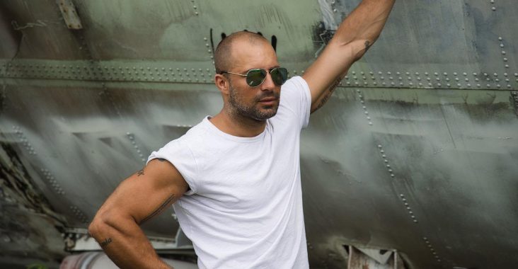 biała koszulka męska